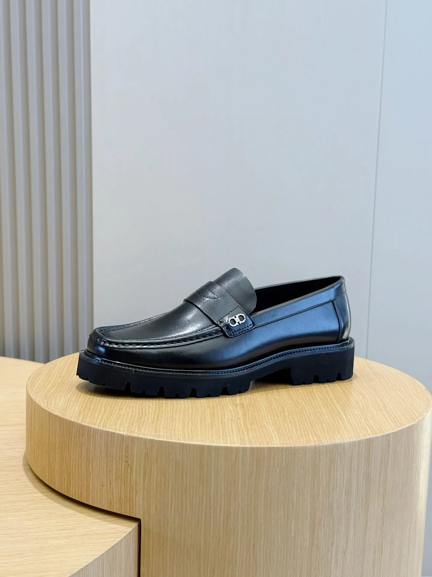 [Ferragamo] Top P: 760💰 Number of yards: 39~44 (38.45. Customized, non-returnable) Ferragamo men's leather derby shoes. The new derby shoes are light in texture and cool in style. They adopt exquisite eyelet uppers and novelly define urban trends. Made of brushed cowhide, it has a plump and rounded toe box and is decorated with delicate wingtip decorative details. Imported cowhide + cowhide lining.